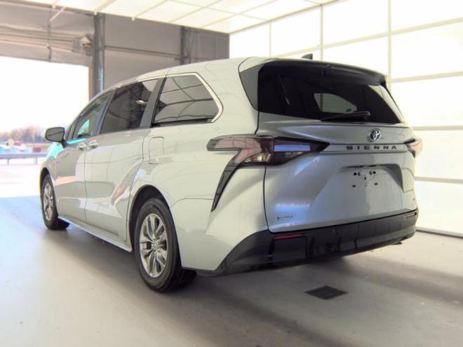 Toyota Sienna LE FWD 8-Passenger (Natl) 2025