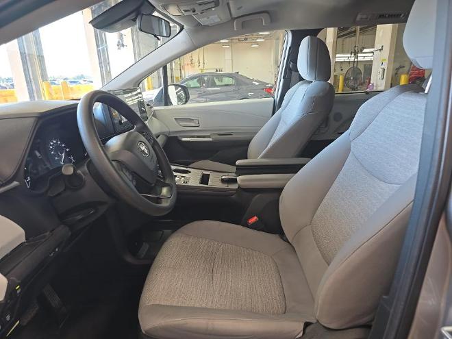 Toyota Sienna LE FWD 8-Passenger (Natl) 2025