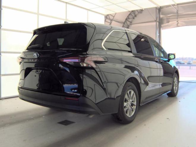 Toyota Sienna LE FWD 8-Passenger (Natl) 2025