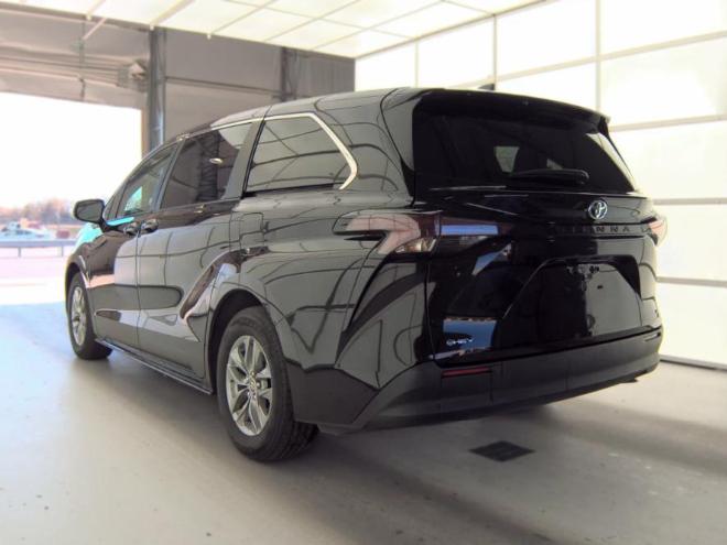 Toyota Sienna LE FWD 8-Passenger (Natl) 2025