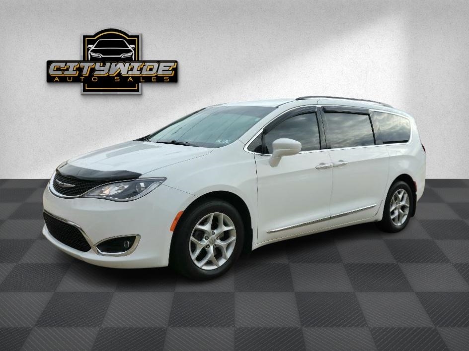 2017 Chrysler Pacifica Touring L photo 2