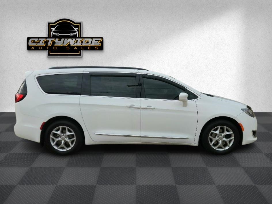 2017 Chrysler Pacifica Touring L photo 3