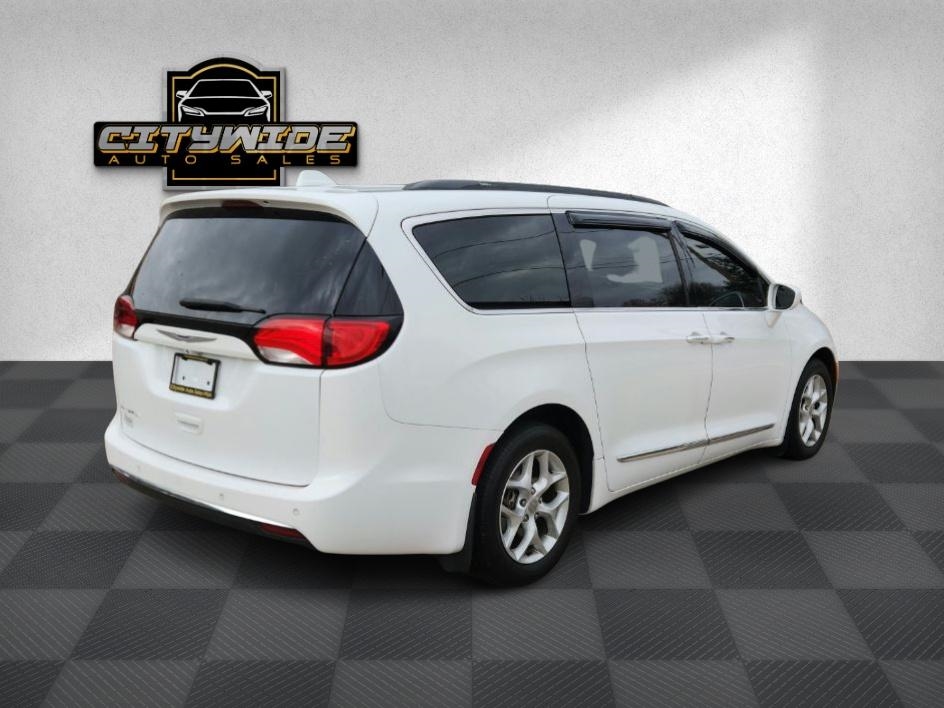 2017 Chrysler Pacifica Touring L photo 4