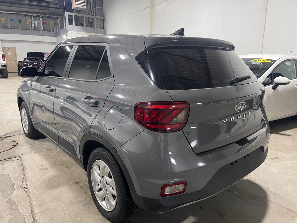 2021 Hyundai Venue SE photo 2