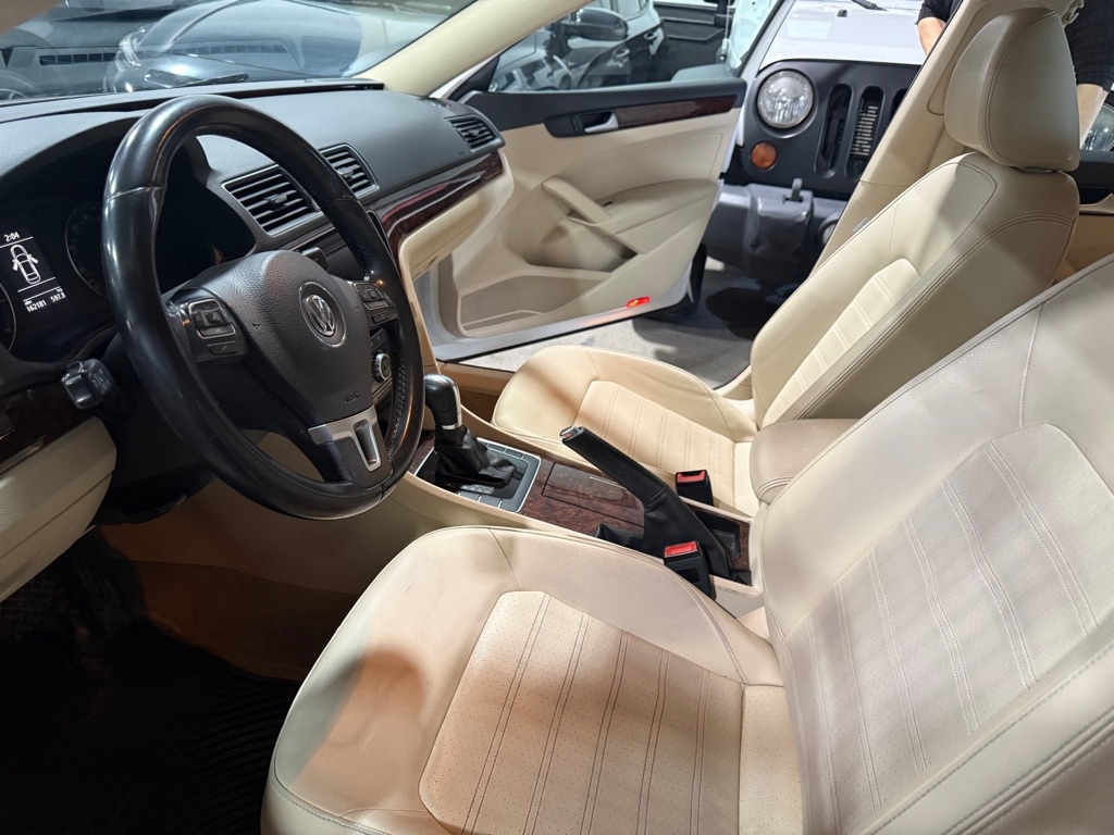 Volkswagen Passat 2.5L SEL 2012