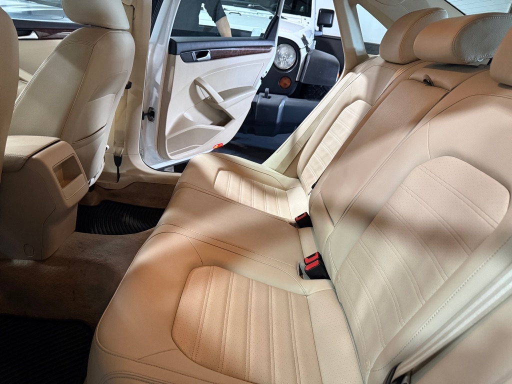 Volkswagen Passat 2.5L SEL 2012