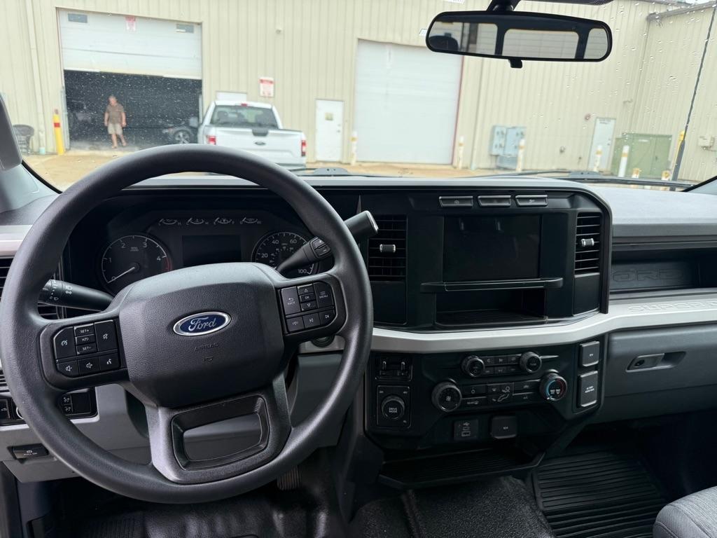 Ford F-350 SD XL Crew Cab Long Bed DRW 4WD 2024