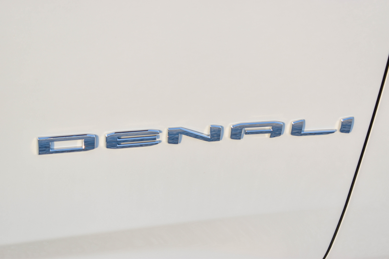 GMC Yukon Denali 4WD 2021