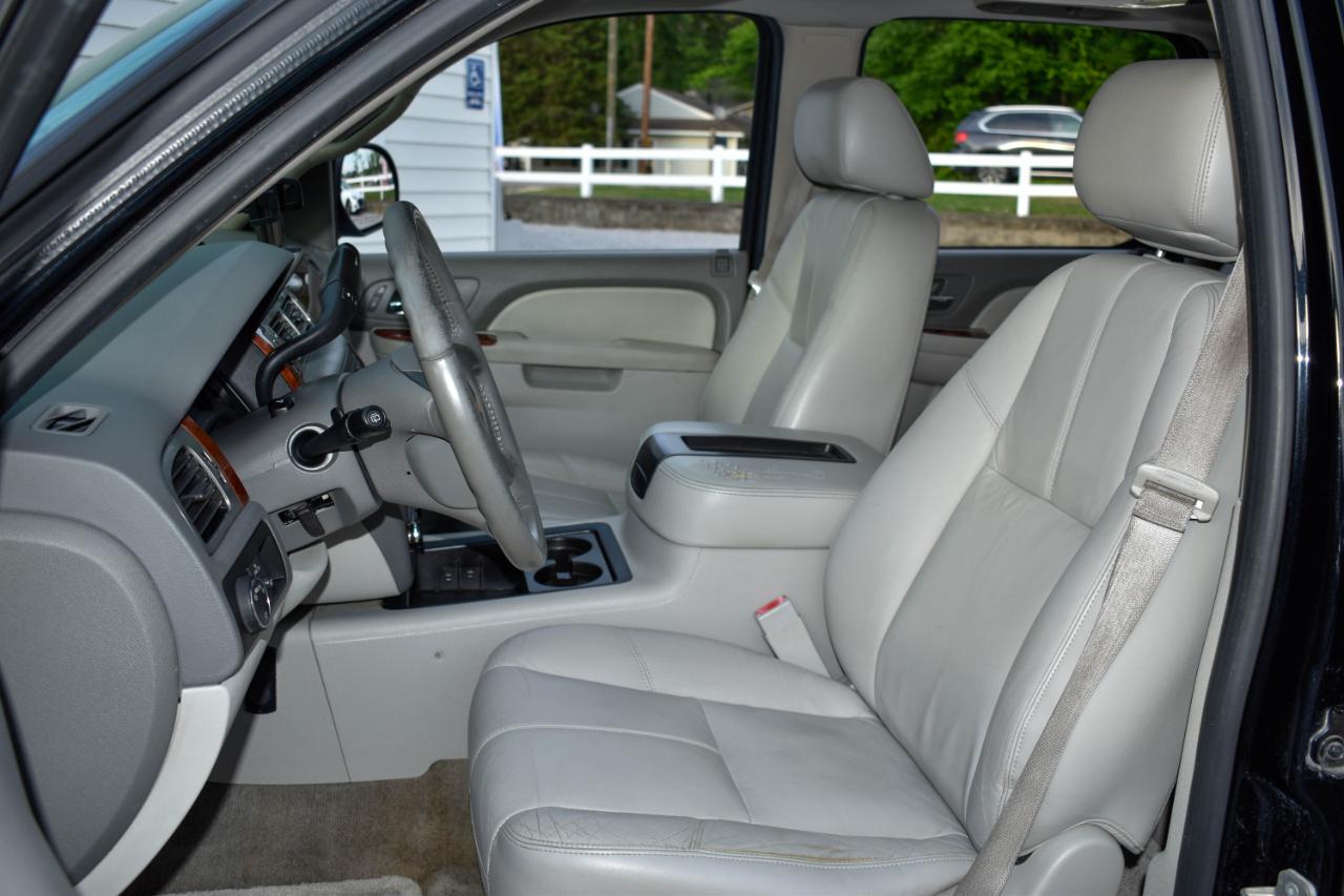 2014 Chevrolet Suburban 2WD 1500 LT's photo