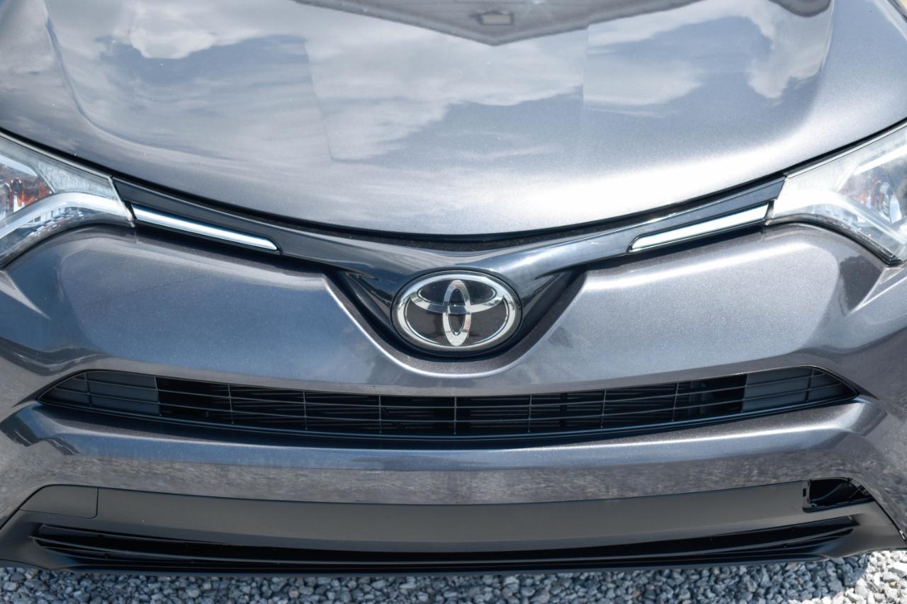Toyota RAV4 LE AWD 2018