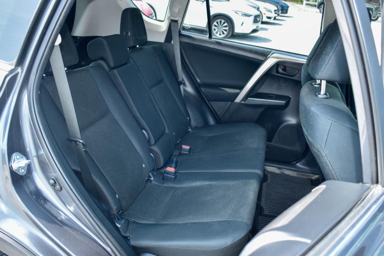 Toyota RAV4 LE AWD 2018