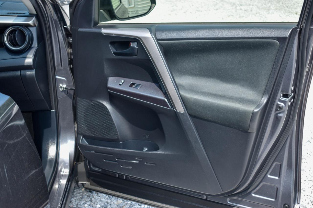 Toyota RAV4 LE AWD 2018