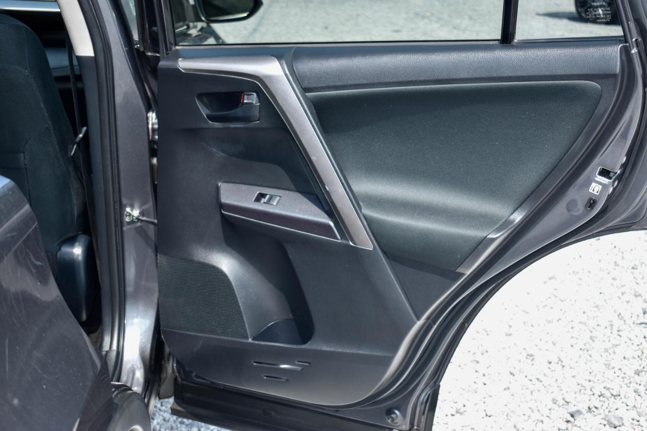 Toyota RAV4 LE AWD 2018