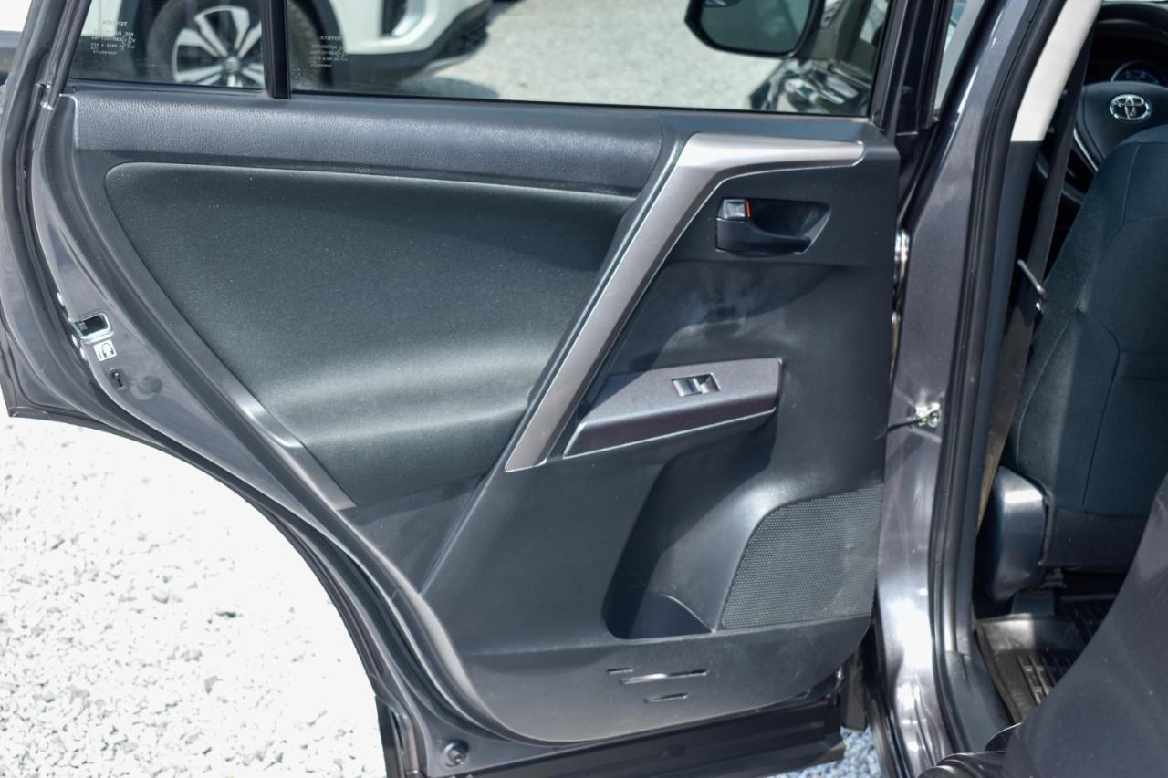Toyota RAV4 LE AWD 2018