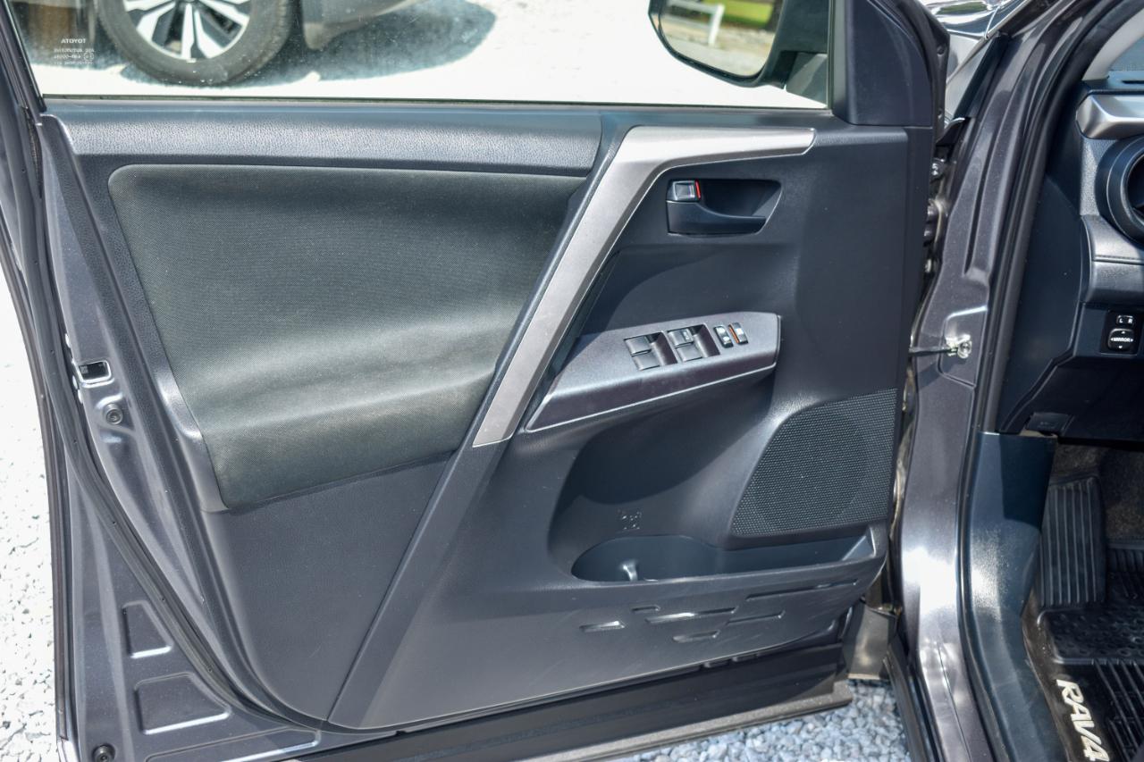 Toyota RAV4 LE AWD 2018