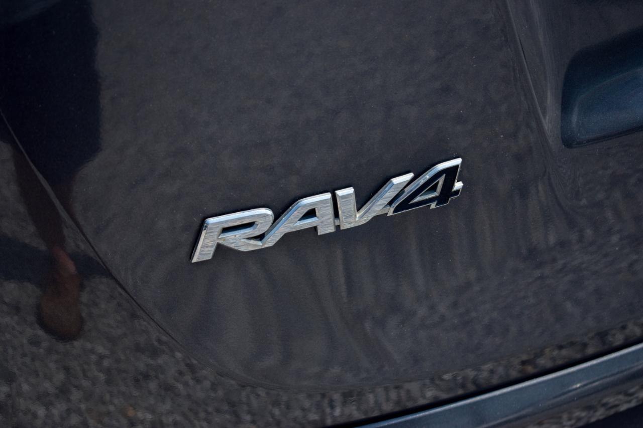 Toyota RAV4 LE AWD 2018