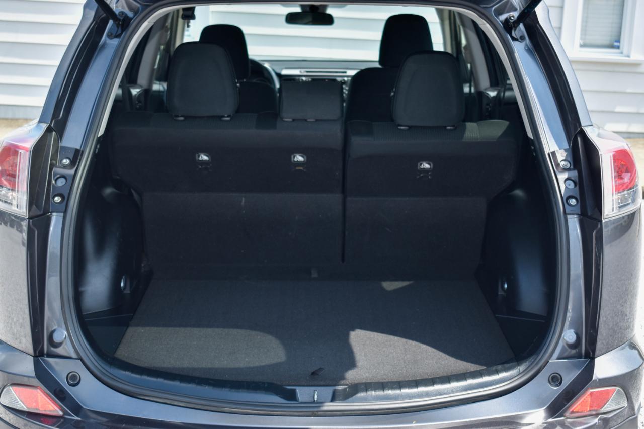 Toyota RAV4 LE AWD 2018