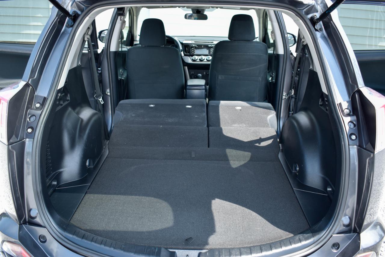 Toyota RAV4 LE AWD 2018