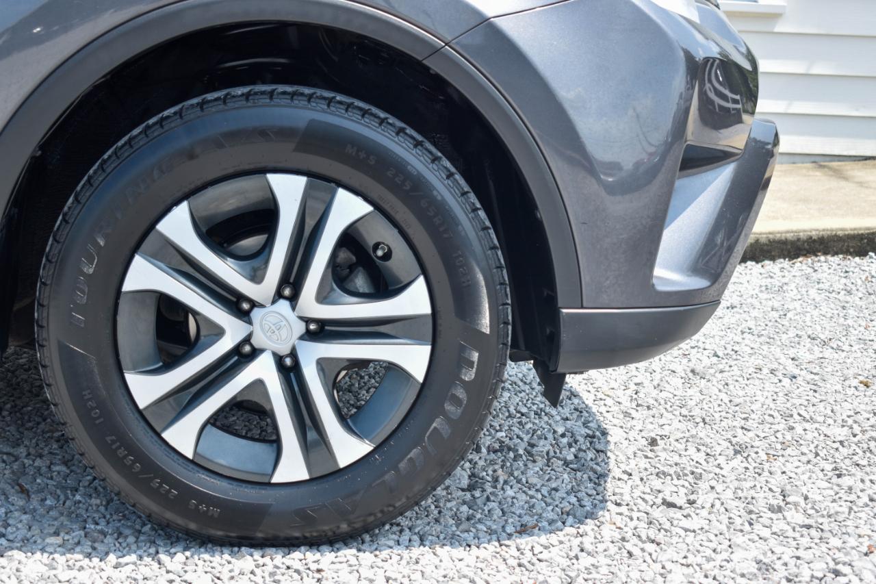 Toyota RAV4 LE AWD 2018