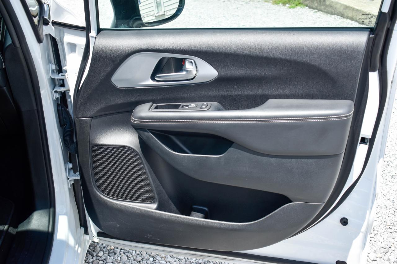 Chrysler Pacifica Touring 2024