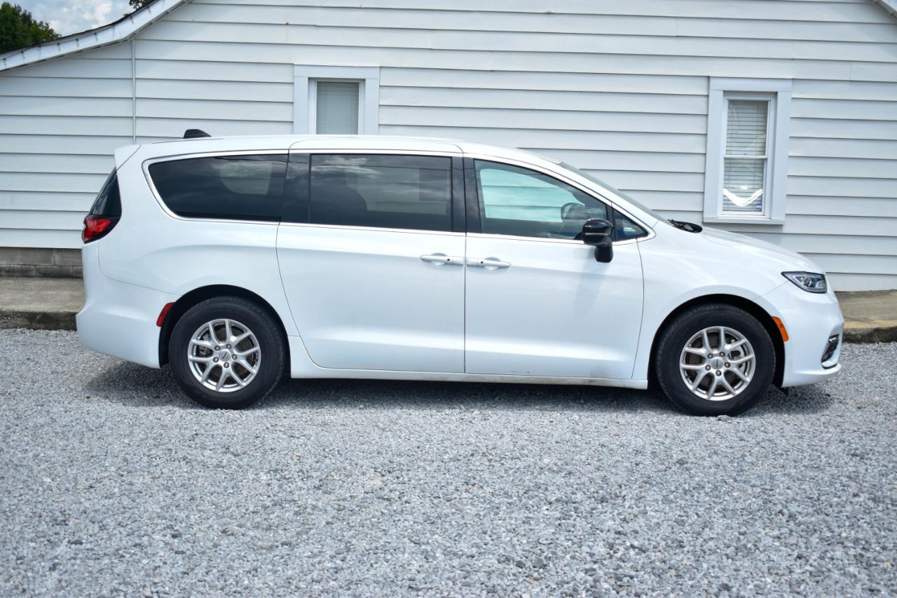 Chrysler Pacifica Touring 2024