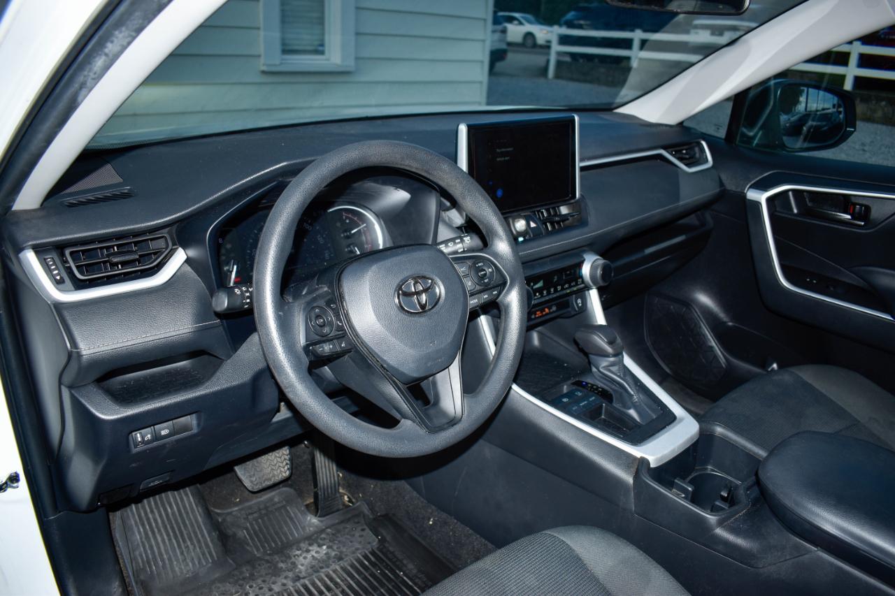 Toyota RAV4 LE 2024