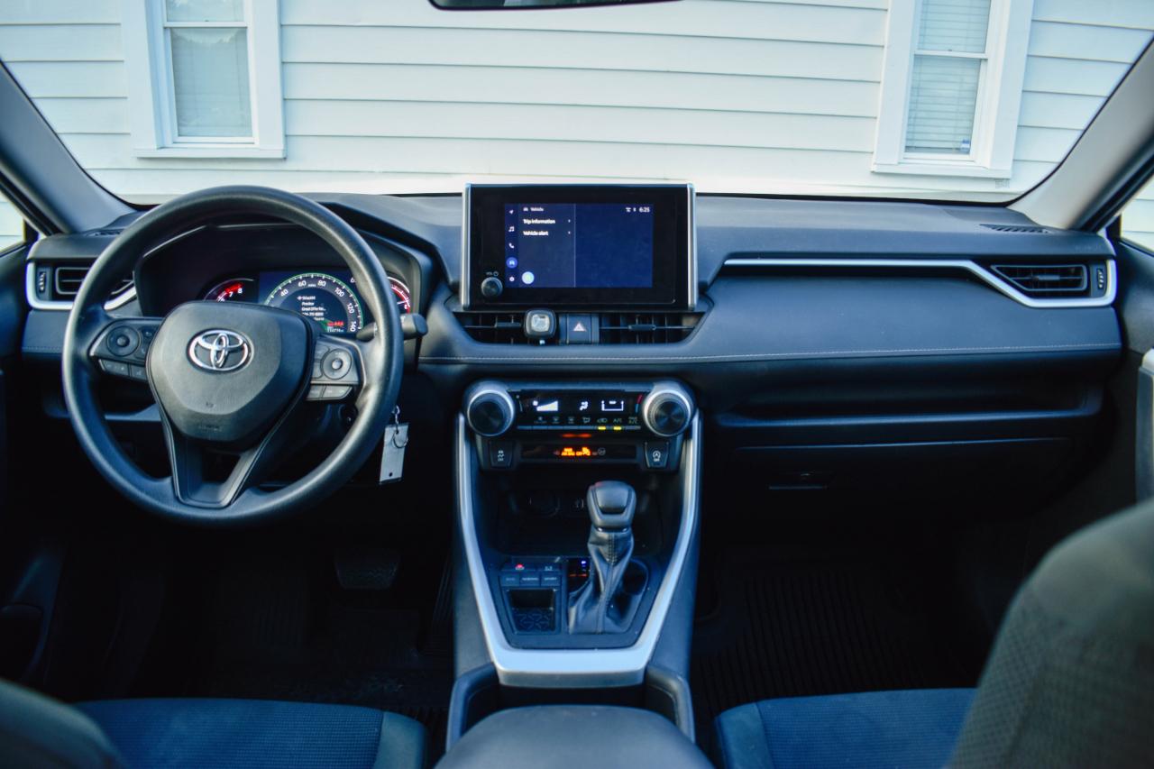 Toyota RAV4 LE 2024