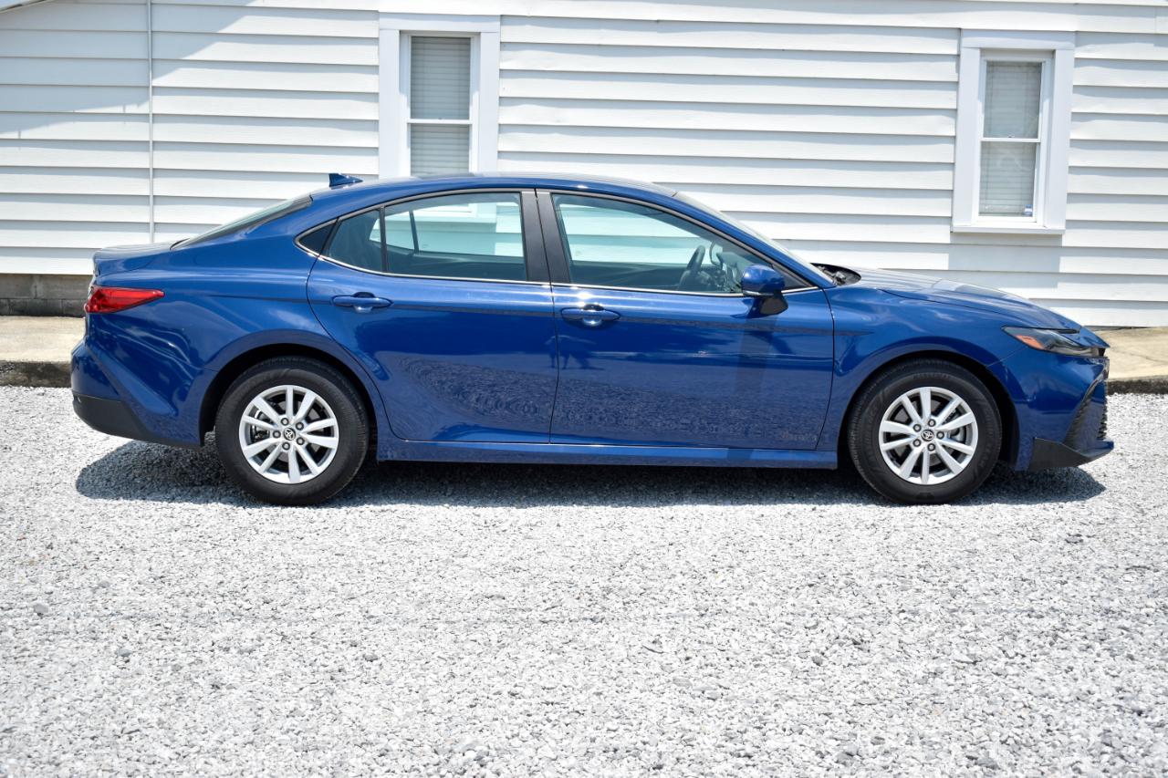 Toyota Camry Hybrid XLE 2026