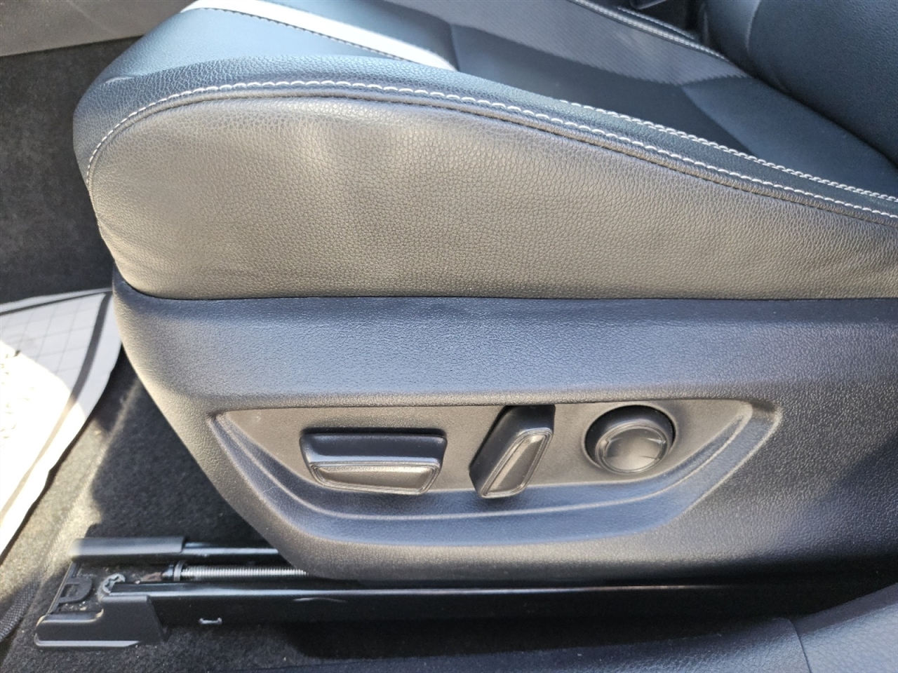 Toyota Camry Hybrid XLE 2025