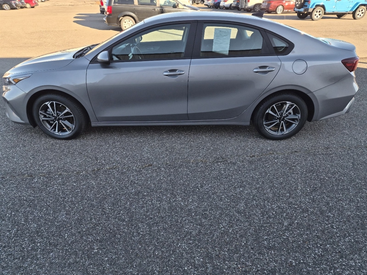 2023 Kia Forte LXS's photo