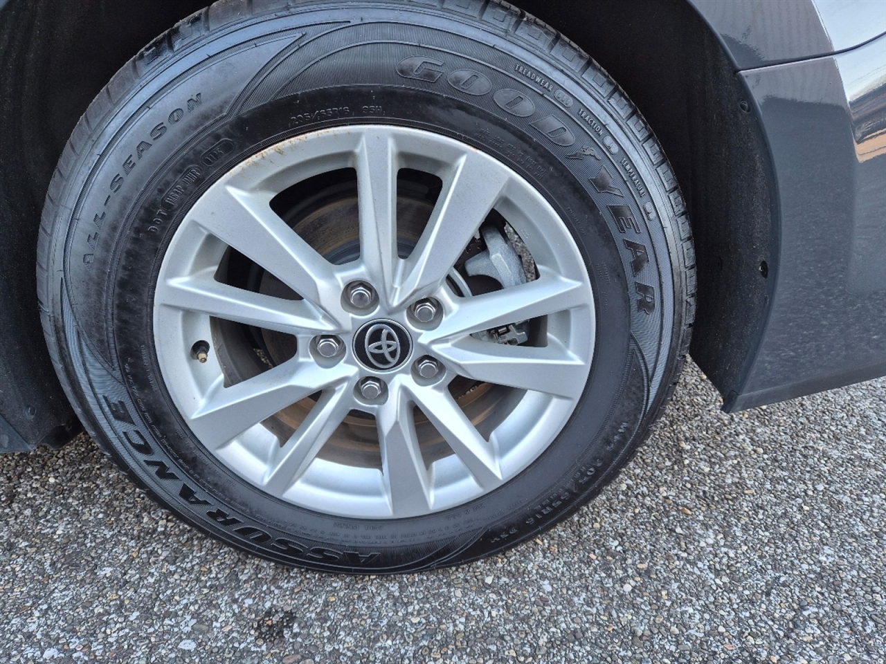 Toyota Camry Hybrid XLE 2025