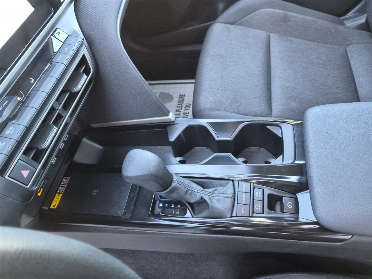 Toyota Camry Hybrid XLE 2025