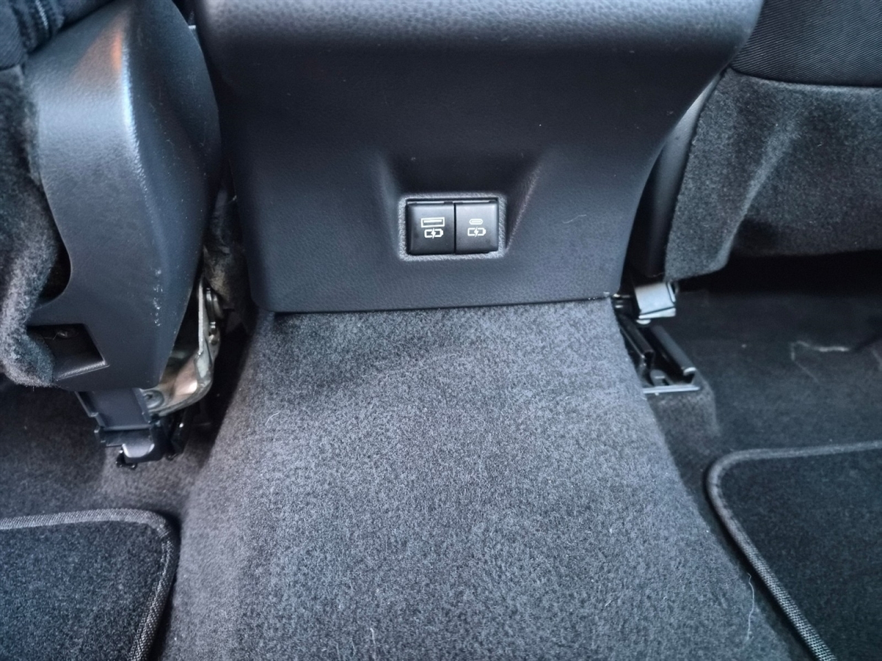 Toyota Camry Hybrid XLE 2025