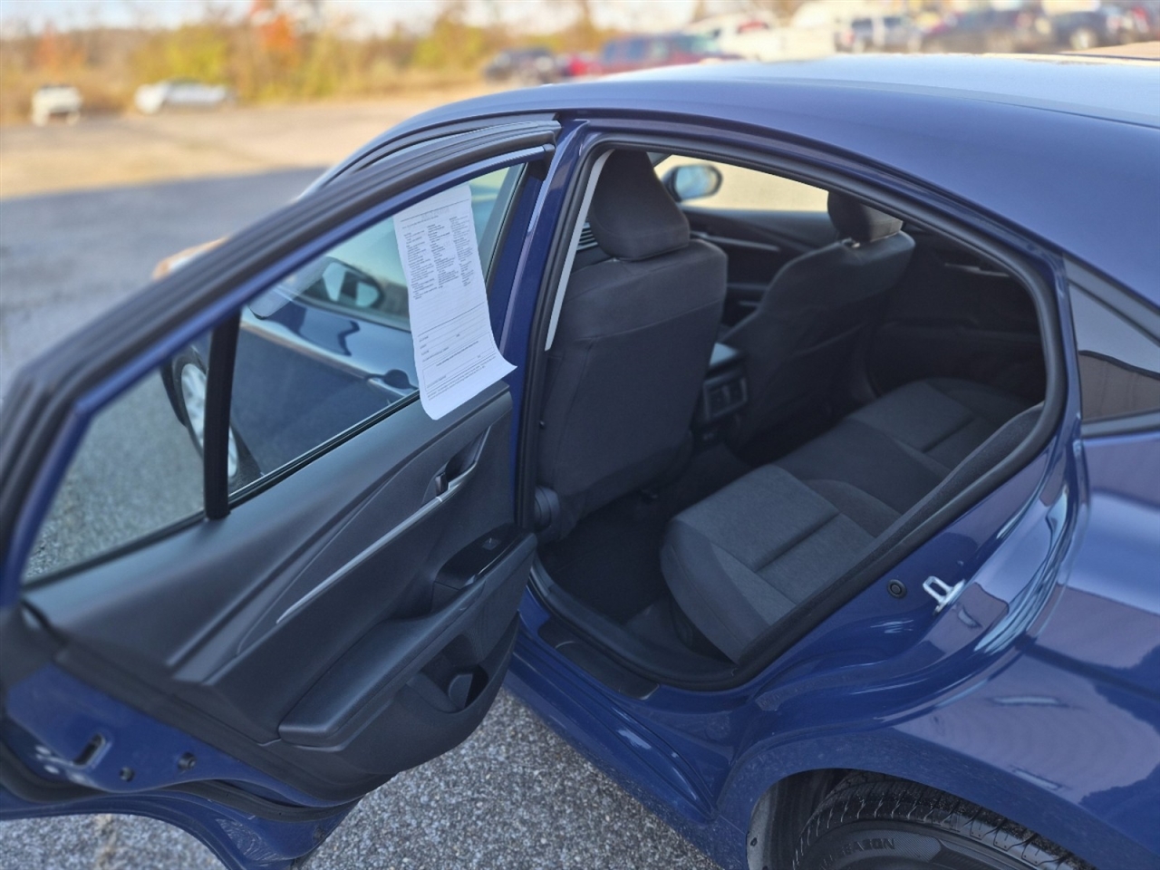 Toyota Camry Hybrid XLE 2025