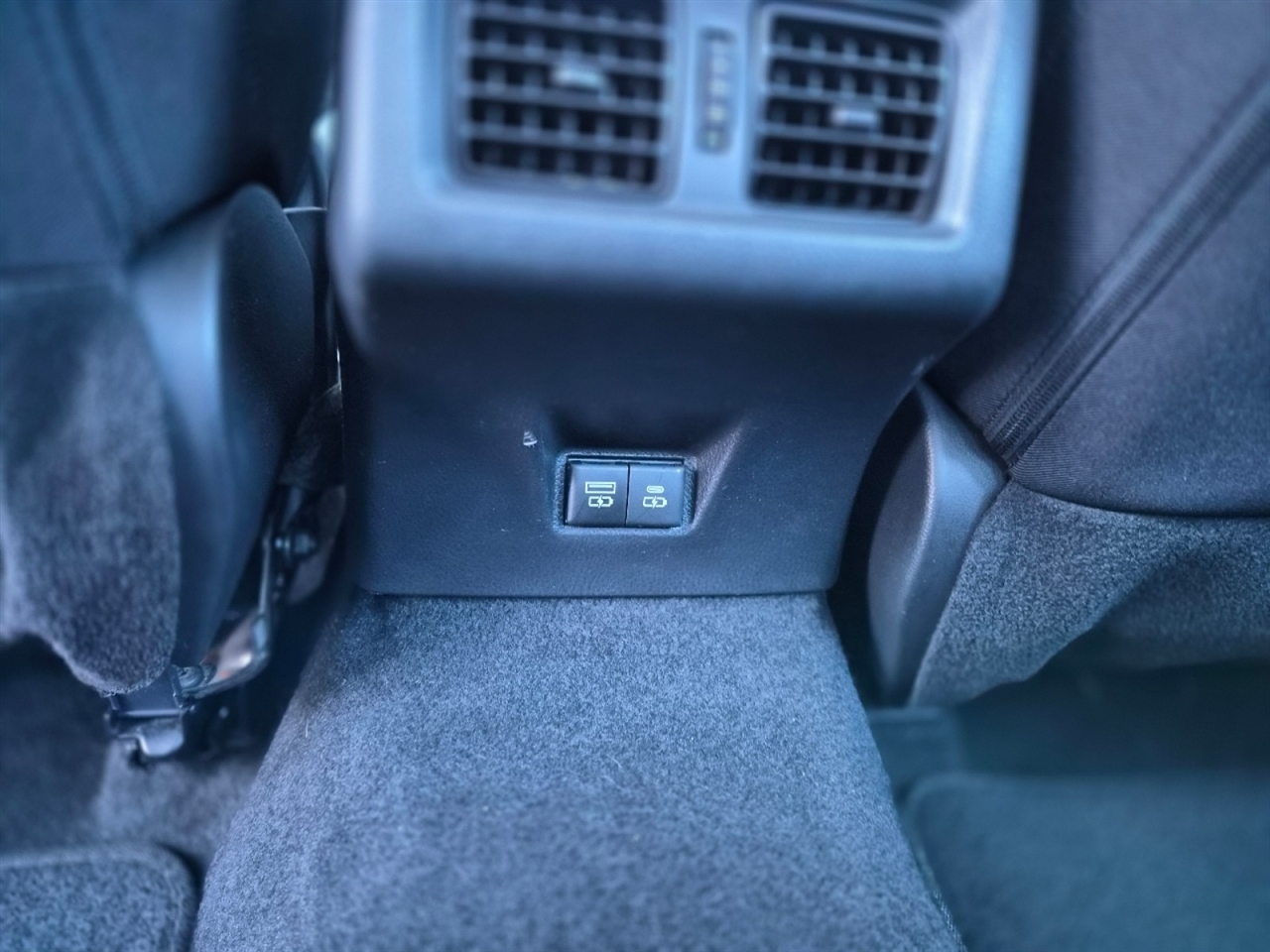 Toyota Camry Hybrid XLE 2025