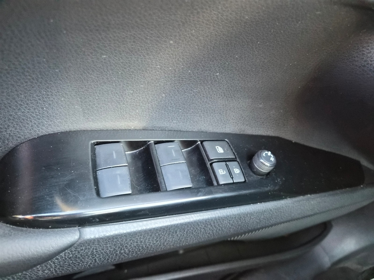 Toyota Camry Hybrid XLE 2025