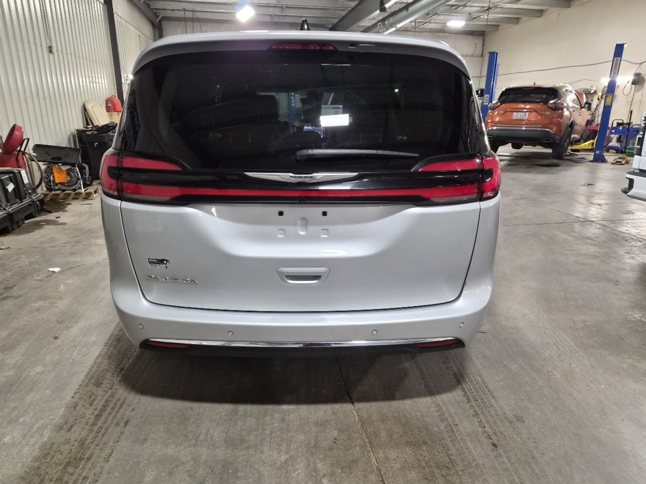 Chrysler Pacifica Touring L 2024