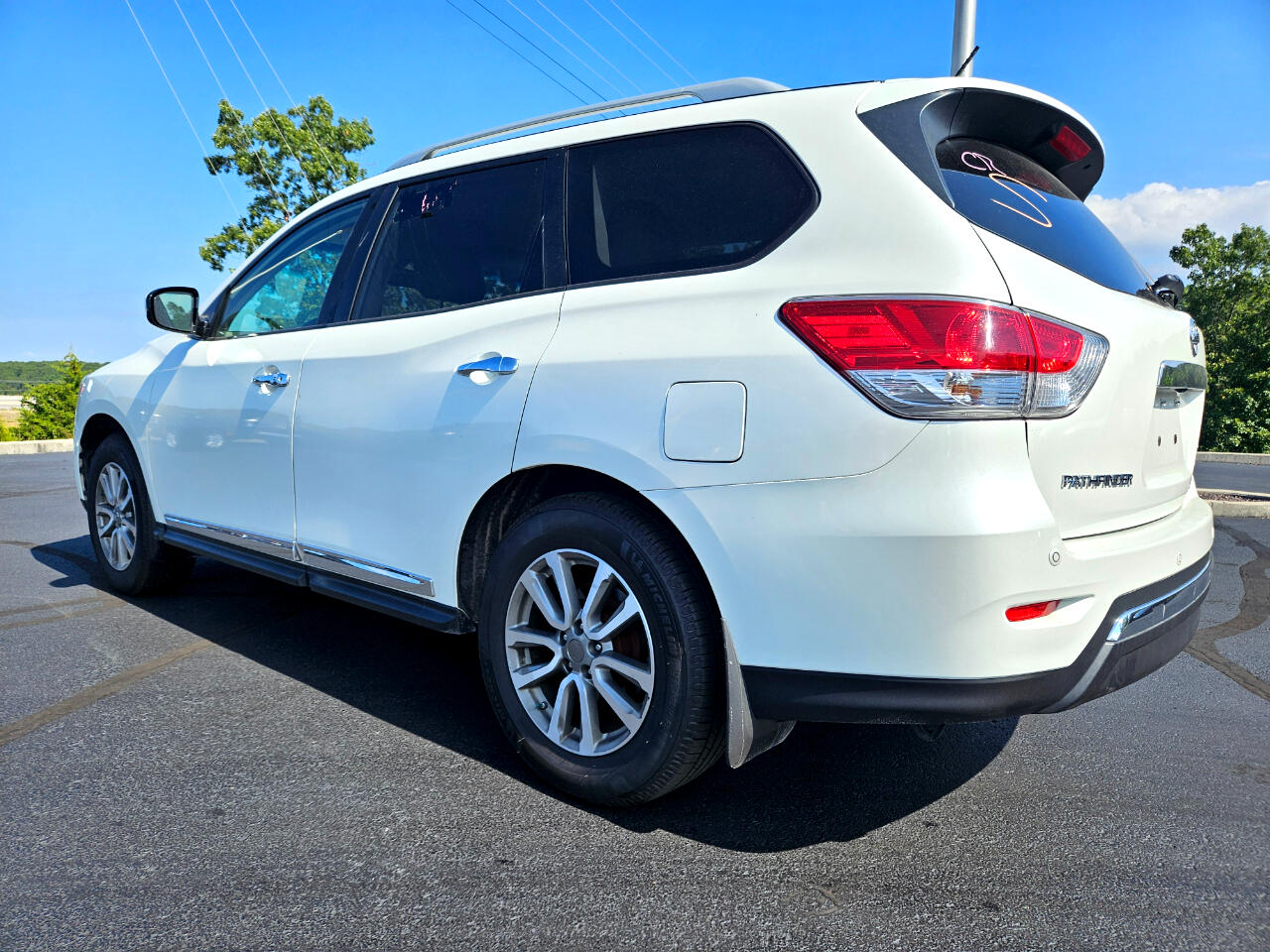 2016 Nissan Pathfinder SL photo 2