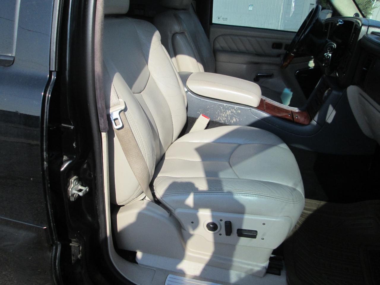Cadillac Escalade ESV 4dr AWD Platinum Edition 2004