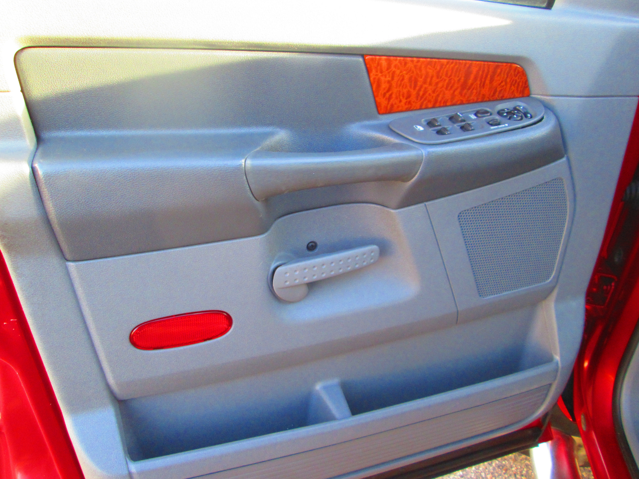 Dodge Ram 1500 4dr Quad Cab 140.5 4WD SLT 2006