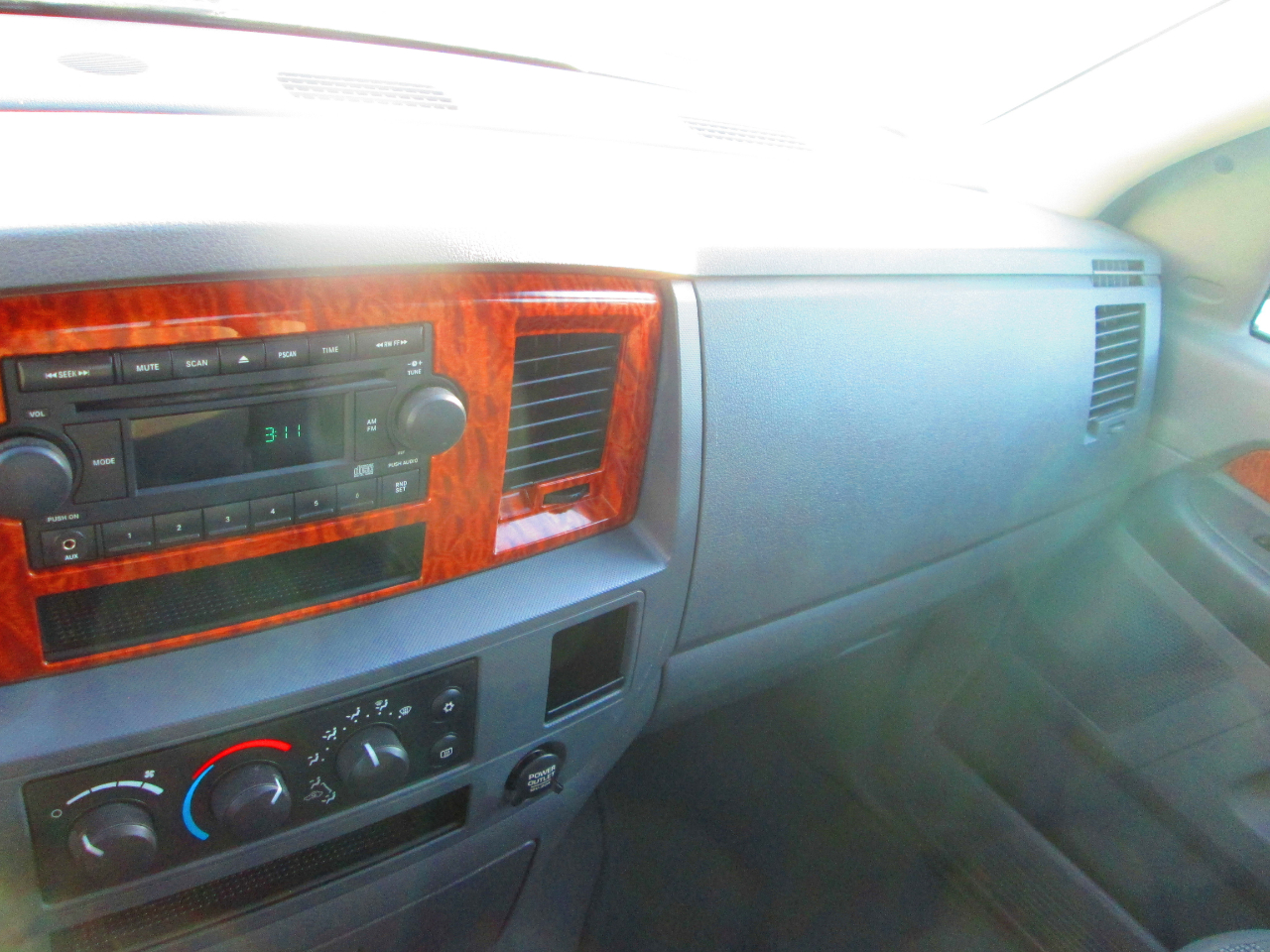 Dodge Ram 1500 4dr Quad Cab 140.5 4WD SLT 2006