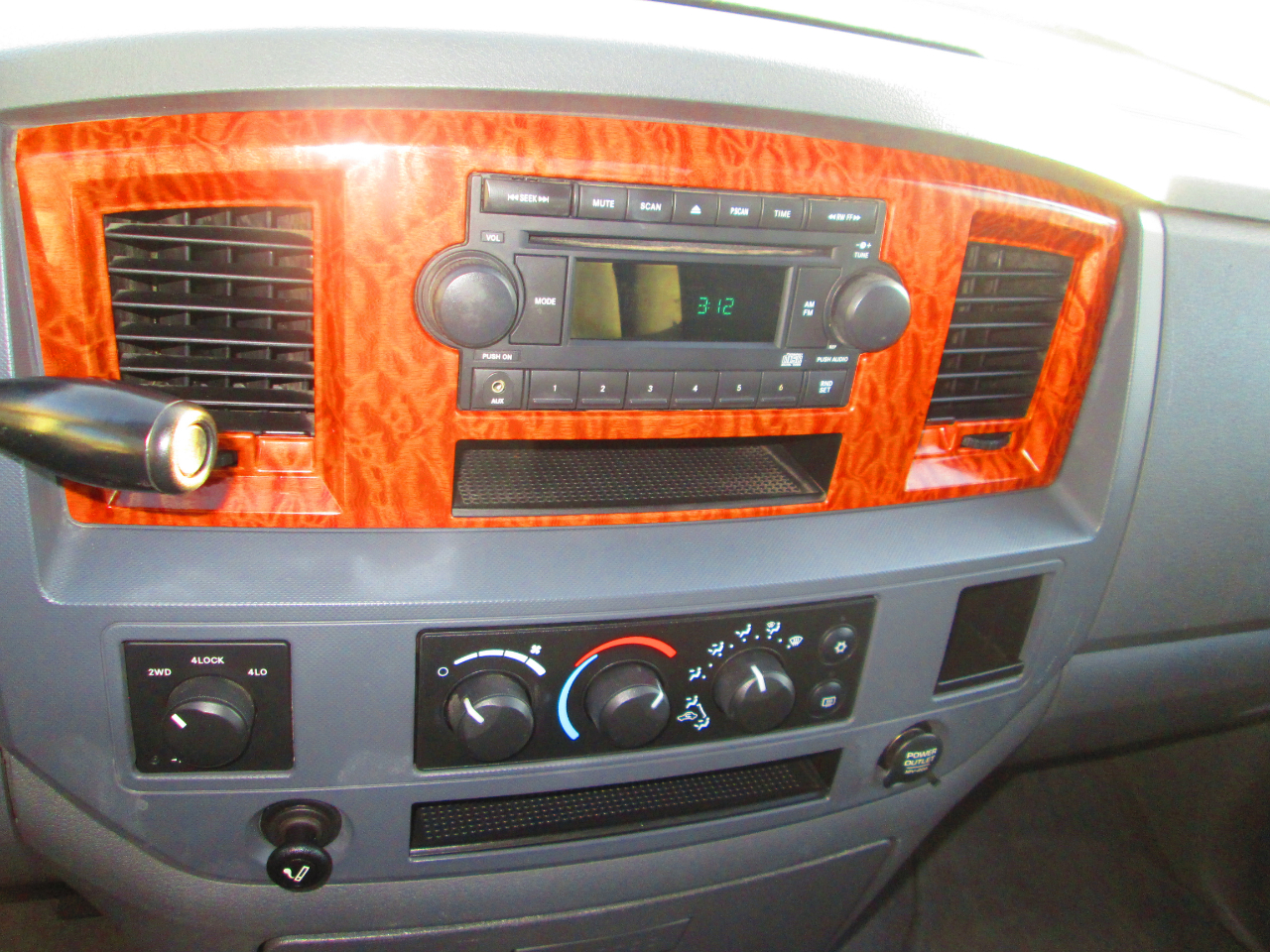 Dodge Ram 1500 4dr Quad Cab 140.5 4WD SLT 2006