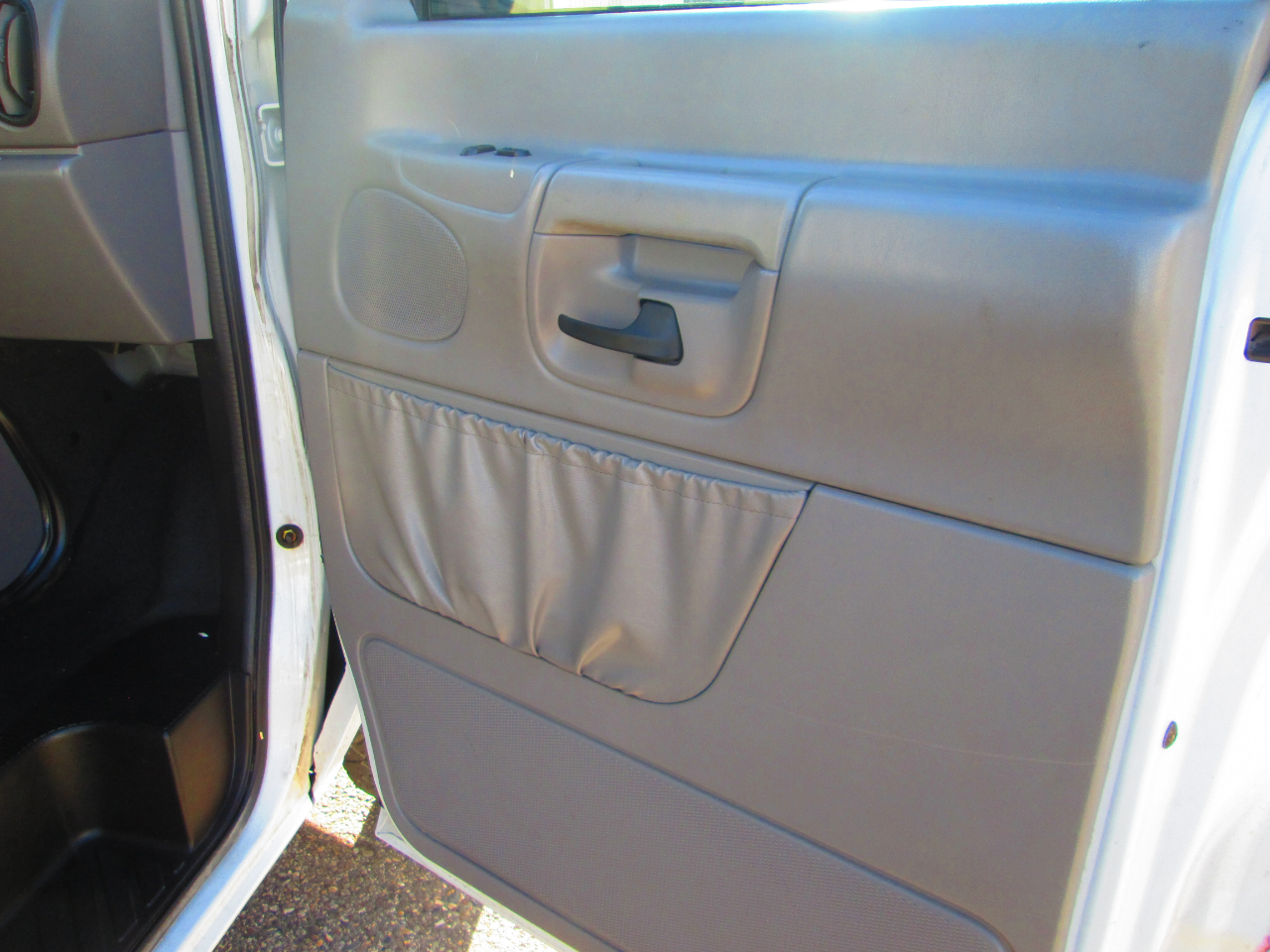 Ford Econoline Cargo Van E-150 2000