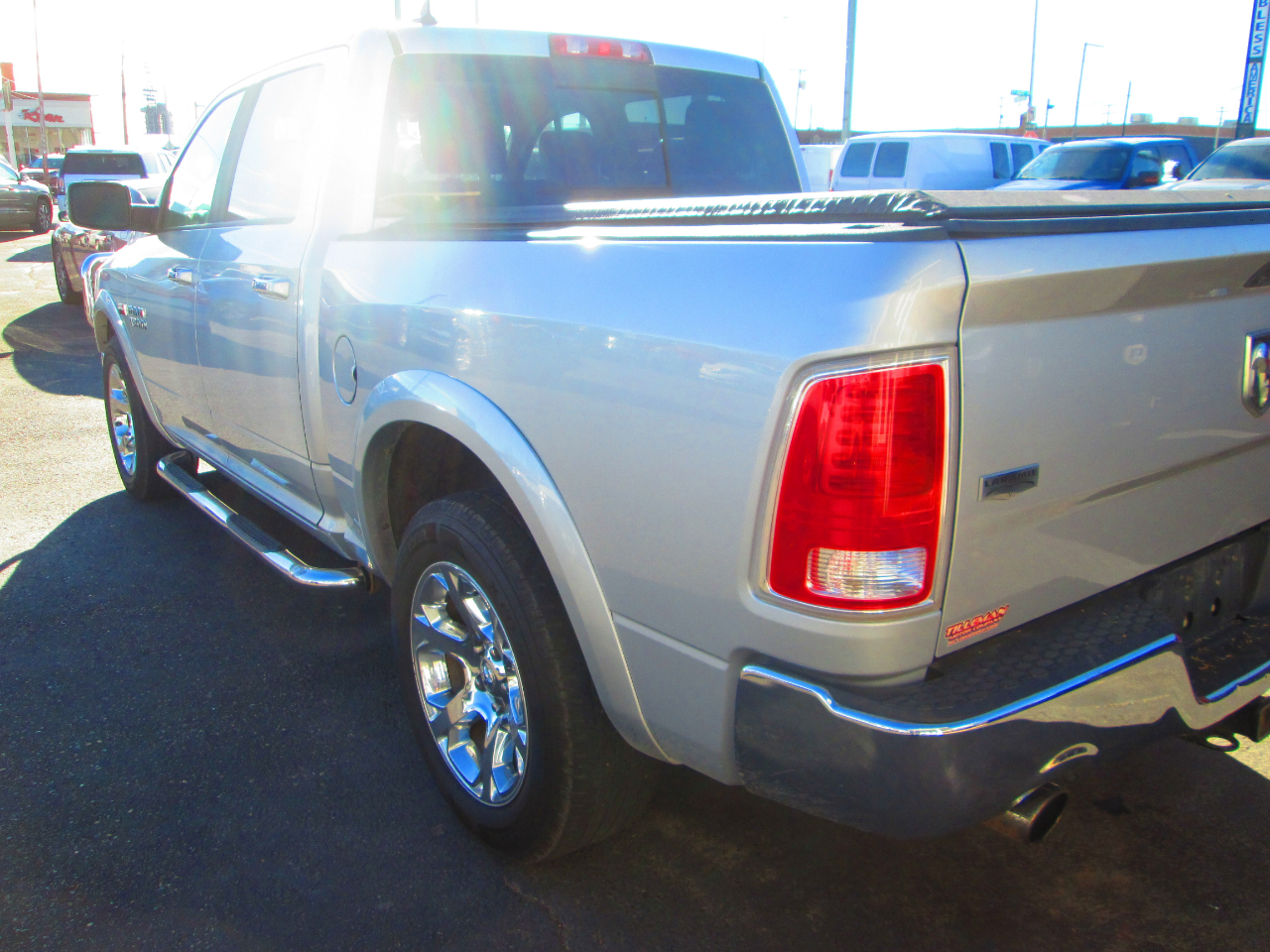 RAM 1500 4WD Crew Cab 140.5" Laramie 2015