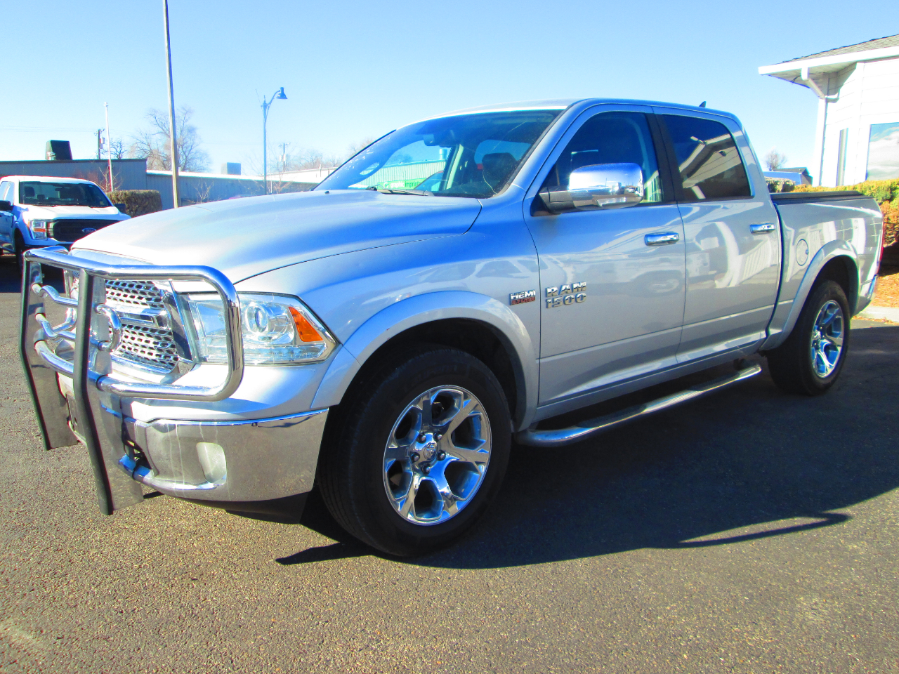 RAM 1500 4WD Crew Cab 140.5" Laramie 2015