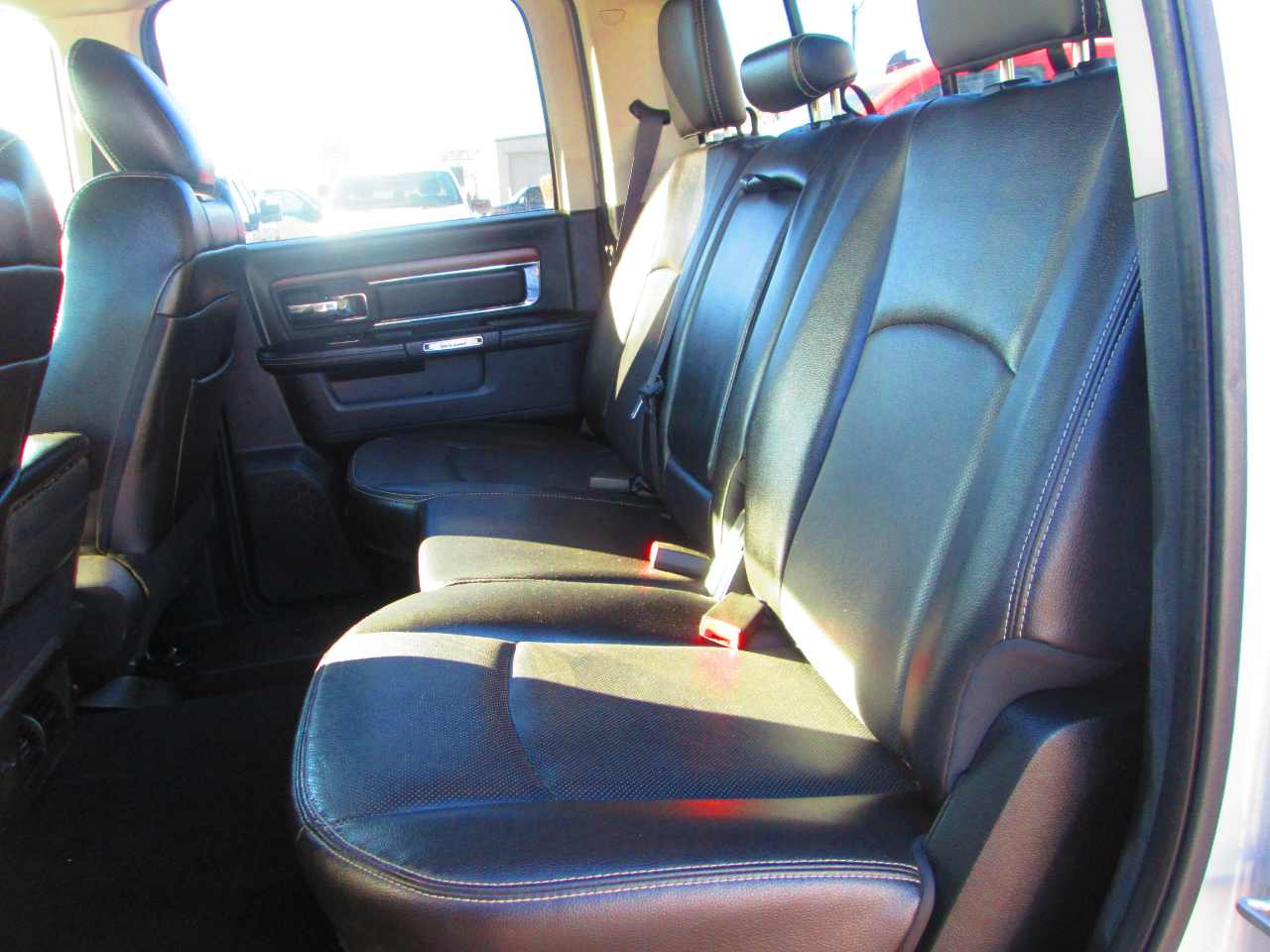 RAM 1500 4WD Crew Cab 140.5" Laramie 2015