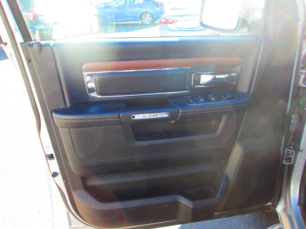 RAM 1500 4WD Crew Cab 140.5" Laramie 2015