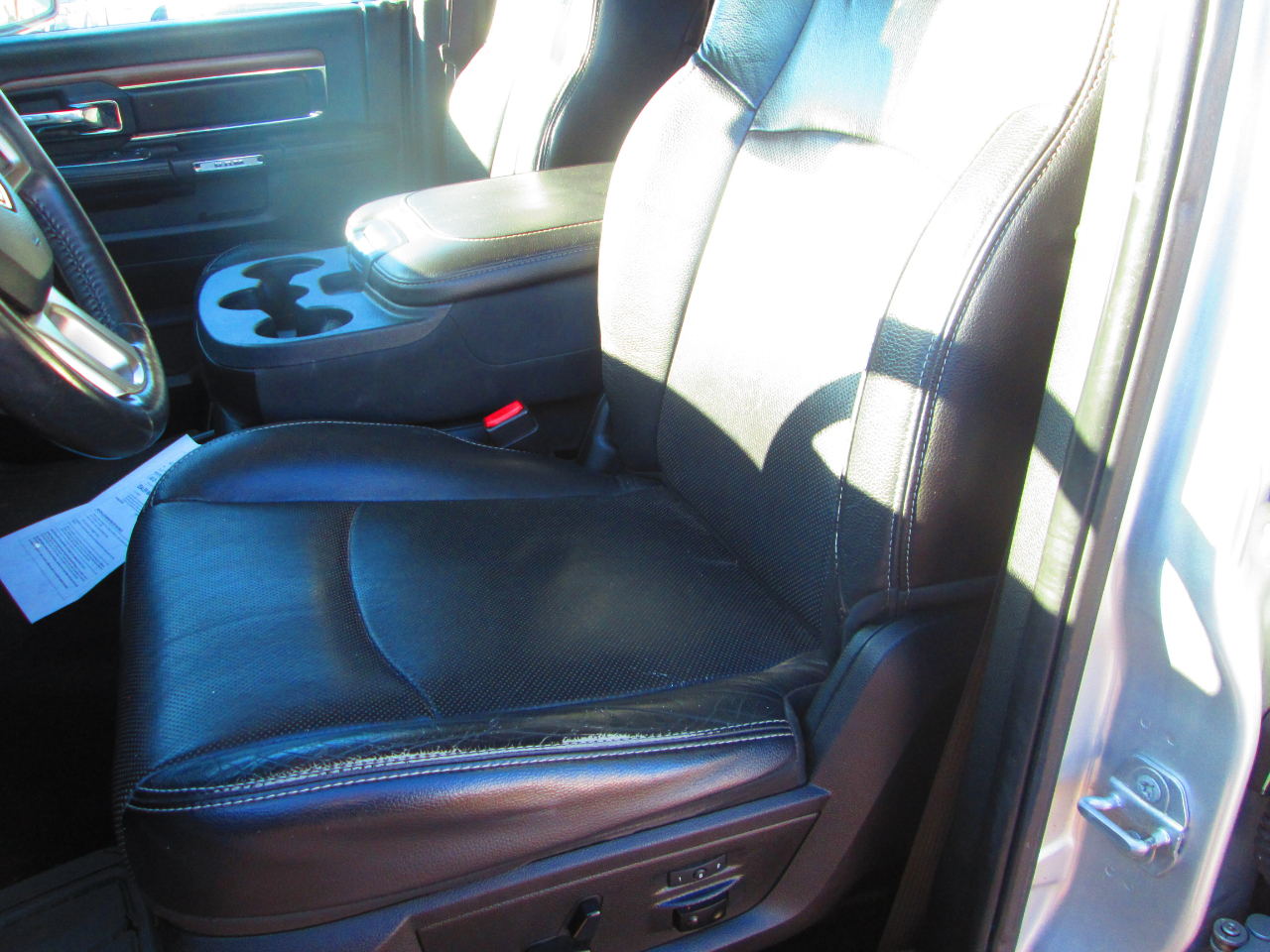 RAM 1500 4WD Crew Cab 140.5" Laramie 2015