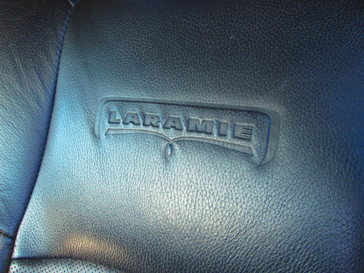 RAM 1500 4WD Crew Cab 140.5" Laramie 2015