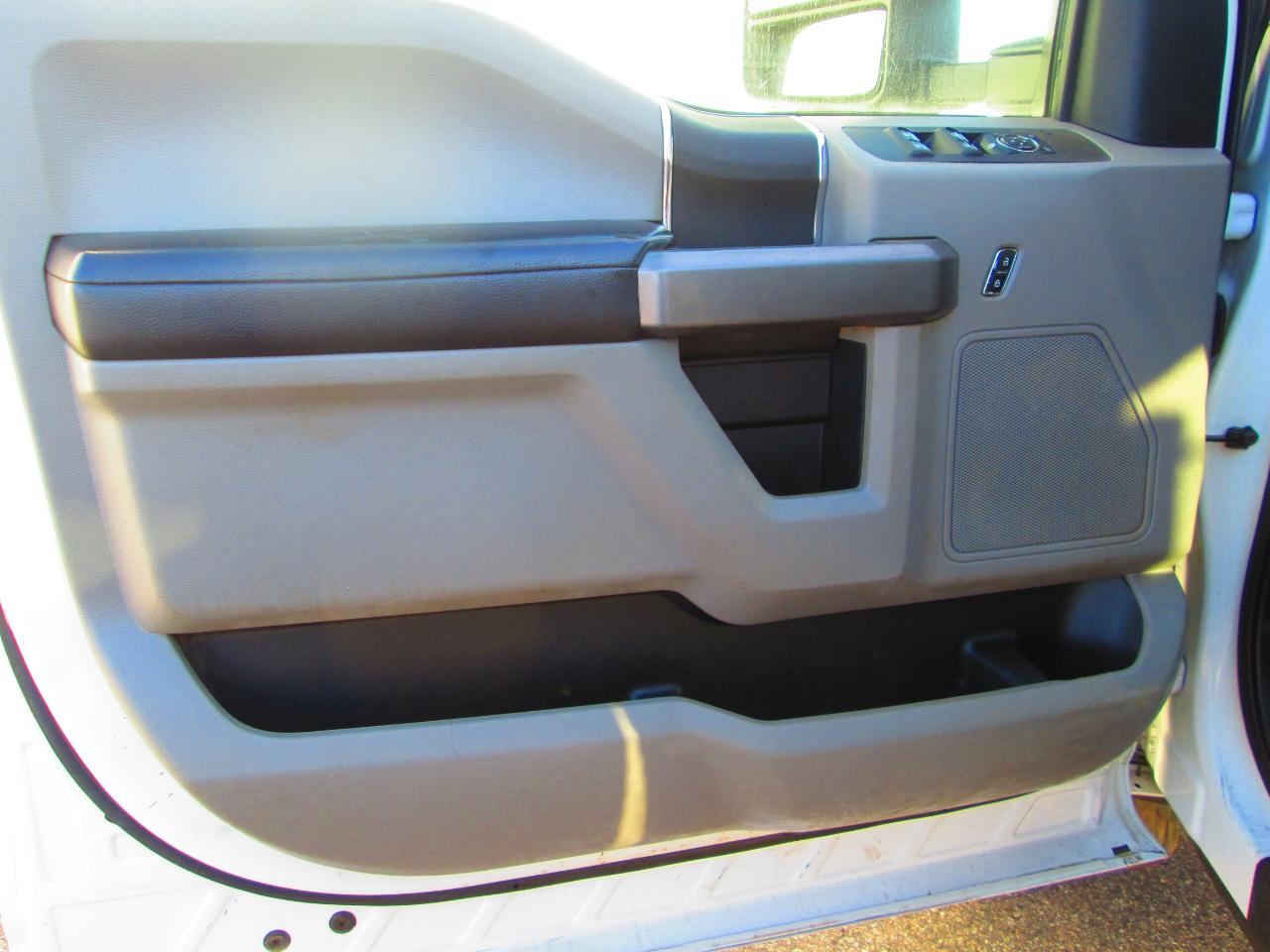 Ford Super Duty F-550 DRW XLT 4WD Crew Cab 179" WB 60" CA 2019